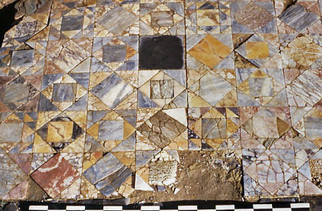 Maison 4 : Tapis en marbres polychromes