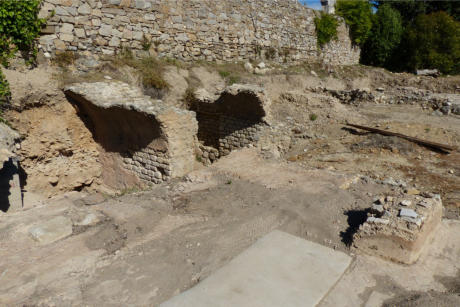 L'entrée des thermes et les deux pièces demi-souterraines